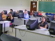 Alunos da melhor idade mantêm os primeiros contatos com o "desconhecido" computador