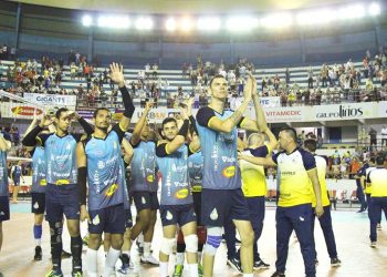 Equipe do Anápolis Vôlei comemora mais uma vitória