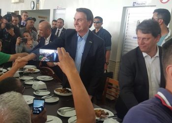 Bolsonaro almoça no Posto Presidente com caminhoneiros