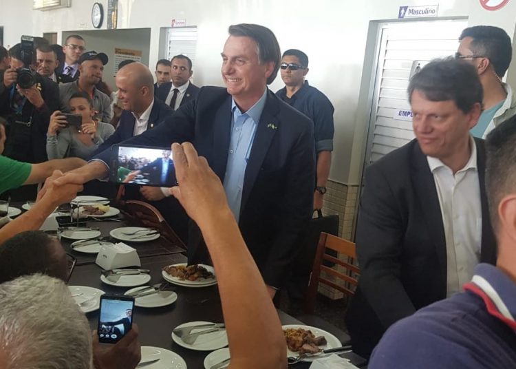 Bolsonaro almoça no Posto Presidente com caminhoneiros