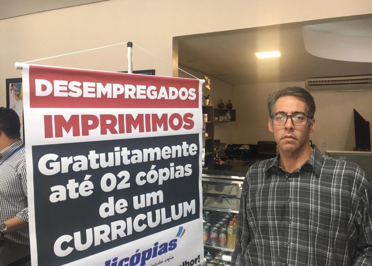 Guilherme Maranhão, empresário que imprime currículos de graça para desempregados em Goiânia — Foto: Rodrigo Gonçalves/G1