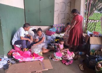 Família recém-chegada da Venezuela, com crianças e uma mulher grávida, se abriga atrás de banheiros na Rodoviária