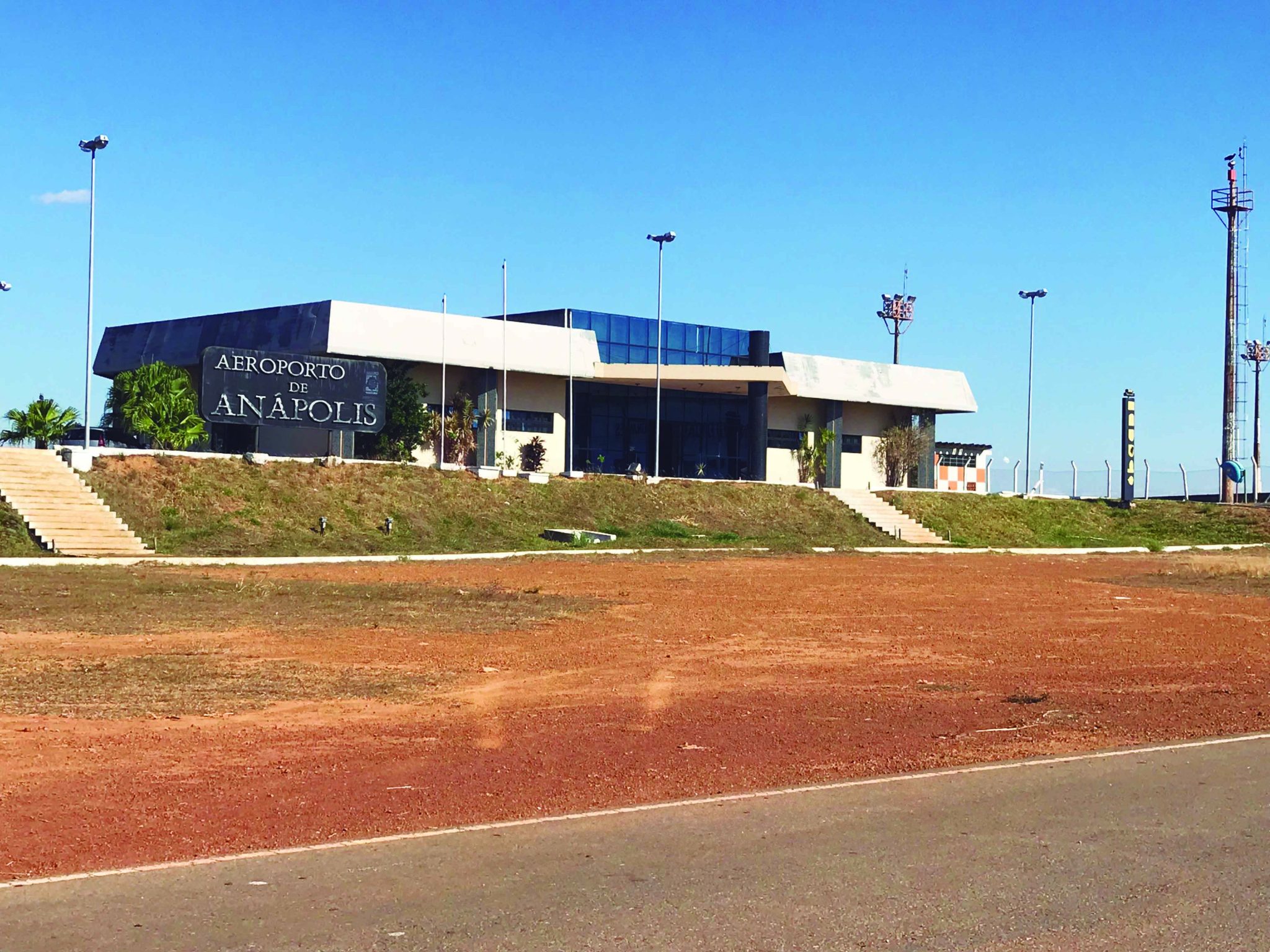 Aeroporto Civil de Anápolis, sem quadro de operadores, funciona de forma precária Contexto Aeroporto Civil de Anápolis, sem quadro de operadores, funciona de forma precária Contexto