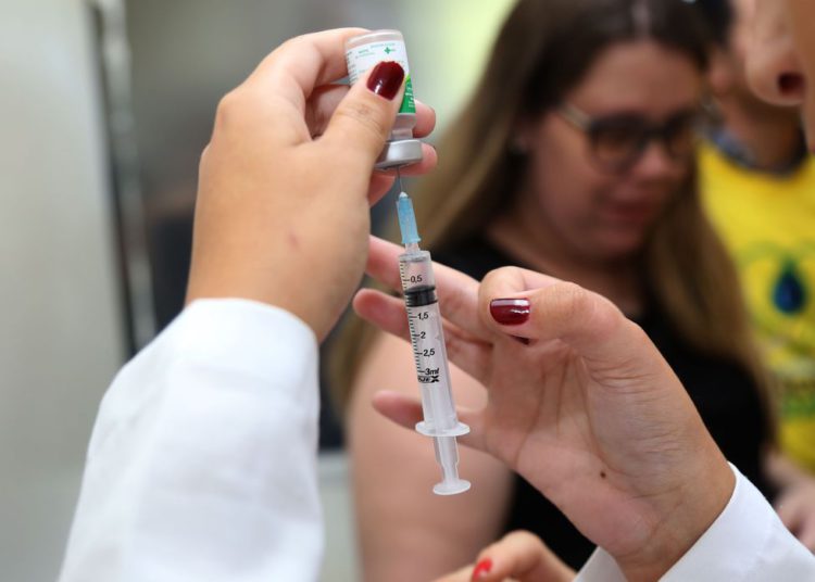 Começa hoje (18) a segunda etapa da terceira fase da Campanha Nacional de Vacinação contra a Gripe, que pretende imunizar até o dia 5 de junho mais 36,1 milhões de pessoas, número que corresponde a 90% do público-alvo dessa etapa