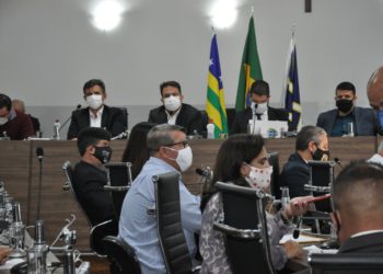 Compromisso contou com a presença do prefeito Roberto Naves e do secretário municipal da Fazenda