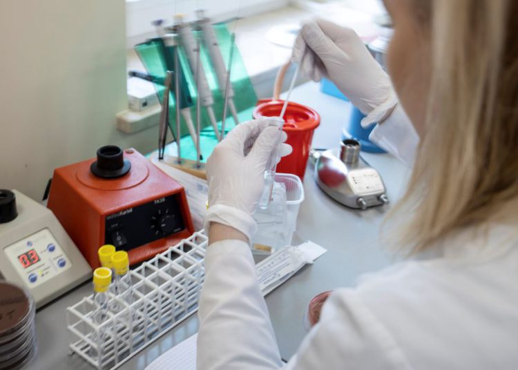 Um trabalhador de laboratório é visto no Departamento de Diagnóstico Laboratorial, que realiza testes de diagnóstico de coronavírus no Centro Wielkopolska de Pneumologia e Cirurgia Torácica em Poznan, Polônia em 3 de março de 2020. Foto tirada em 3 de março de 2020.