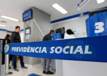 Matéria sobre o que os futuros aposentados estão percebendo sobre as propostas de reformas da Previdência e o processo de aposentadoria e os problemas para agendar e se aposentar hoje no Brasil. - Curitiba 30/09/2016. 

Imagens internas da sede do INSS - Imagens internas da Previdência - Fotos internas da Previdências “INSS” - Fila dentro da Previdências “INSS” - Fila para se aposentar.