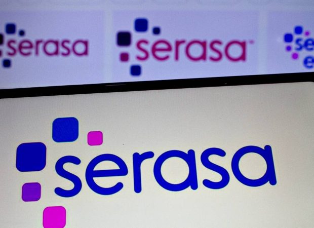 Na imagem aparece a logo da Serasa em tela de celular e notebook (Foto: Adriana Toffetti / A7press)