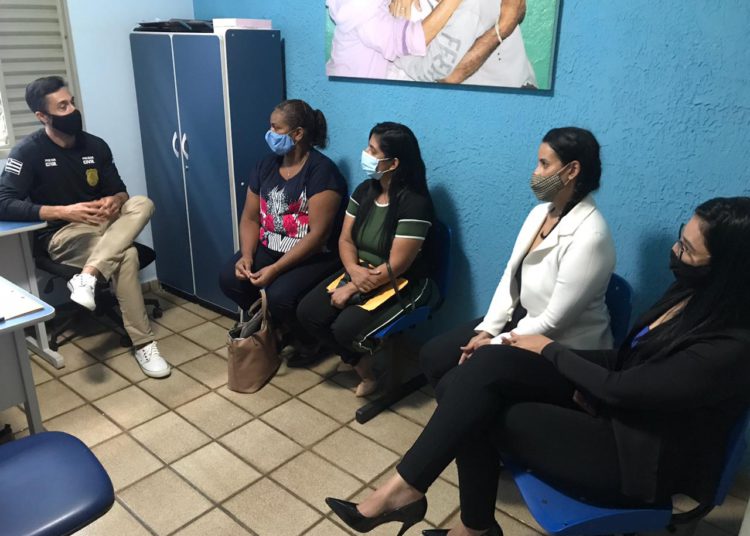 Michelle Pires, Glaucia Gomes, Silvia Martins e Gisele Moraes em conversa com o delegado Manoel Vanderic (Foto: Portal CONTEXTO)