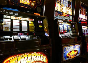 Máquinas caça-níqueis, peças utilizadas para a montagem de equipamentos, 16 veículos, uma aeronave, duas armas de fogo e aproximadamente R$ 80 mil em espécie foram apreendidos. (Foto: Reprodução)