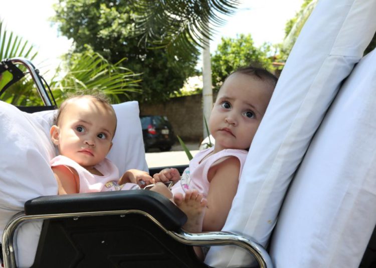 Laura e Laís passeiam em carrinho (Foto: Henrique Luiz- OVG)