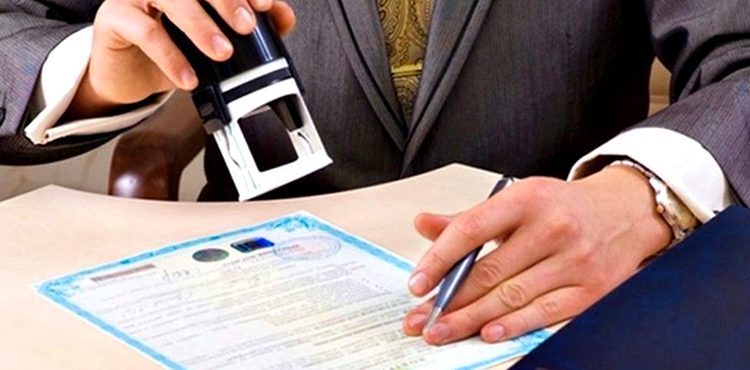 funcionário de cartório carimbando documento