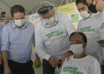 Governador Ronaldo Caiado aplicando a vacina em Maria Conceição (Foto: Reprodução)