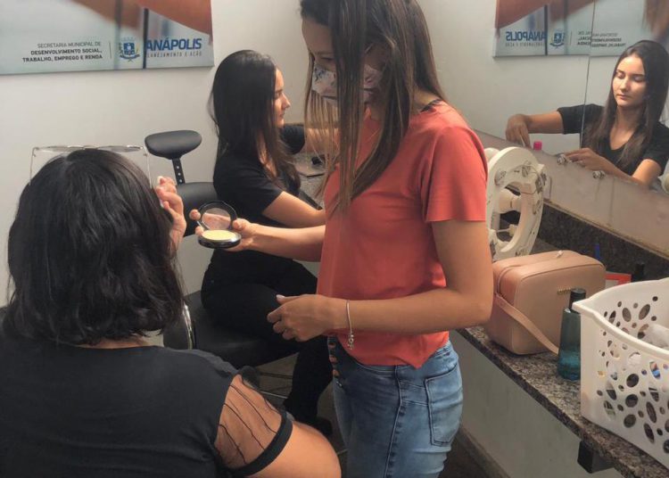 Ana Luiza Rodrigues Assunção e Geovana Ramos de Jesus no curso de Automaquiagem e Limpeza de Pele