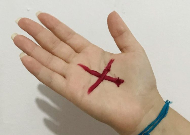 Mulher salva vítima de violência doméstica por conta de sinal vermelho na mão em Brasília (Foto: Laylla Alves)