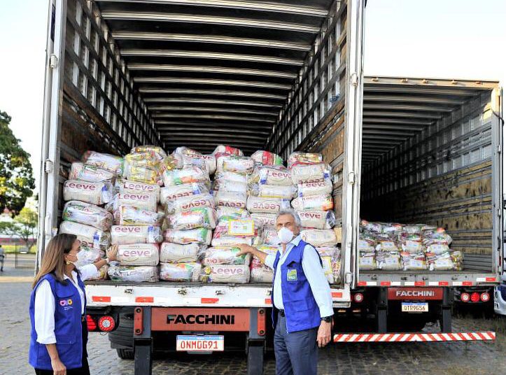 Governador Ronaldo Caiado e a Primeira-Dama Gracinha, recepcionando os kits no aeroporto Santa Genoveva