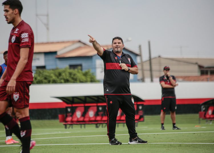 Assim como os rivais Goiás e Vila, Eduardo Barroca e seus comandados terão vida dura diante do Fortaleza (Foto: Comunicação/ACG)
