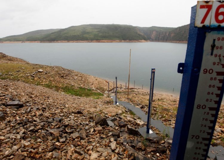 Com a redução do nível dos reservatórios de água, a conta de energia ficou mais cara para o consumidor (Foto: Internet)