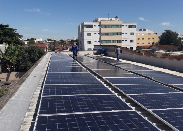 Além da economia obtida, outra enorme vantagem que essa geração própria traz ao consumidor é uma independência energética