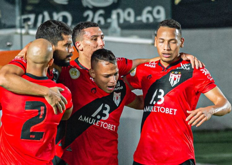 Dragão conquistou três pontos fora de casa diante do Santos (Foto: ACG)