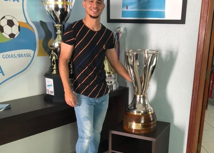 Apesar de não ter sido campeão goiano em 2021, o atacante posou com a taça em visita a sede da Raposa (Foto: Comunicação/GEA)