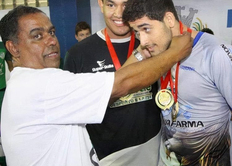 Léo Dutra recebendo medalha de seu primeiro treinador, Davi José Alecrim (Foto: Facebook/Antônio Gomide)