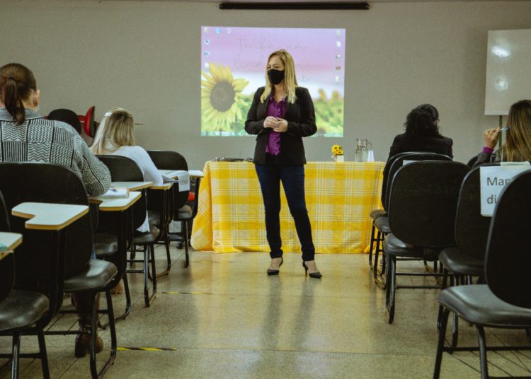 A Secretária Municipal de Educação, Eerizânia Freitas está à frente das medidas e treinamento necessário para receber os alunos no próximo dia 9 de agosto.