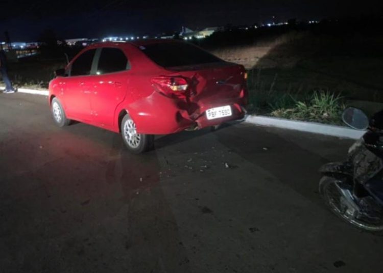 Motociclista atingiu carro em alta velocidade na avenida Brasil Sul
