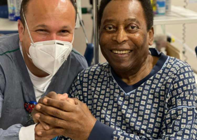 Apesar de internado, Pelé utilizou do tempo para pintar seu cabelo (Foto: Reprodução)