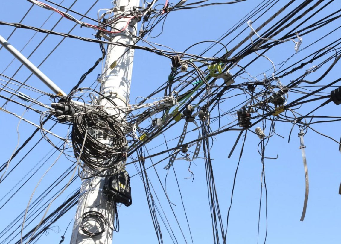 foto de fiação aglomerada em poste