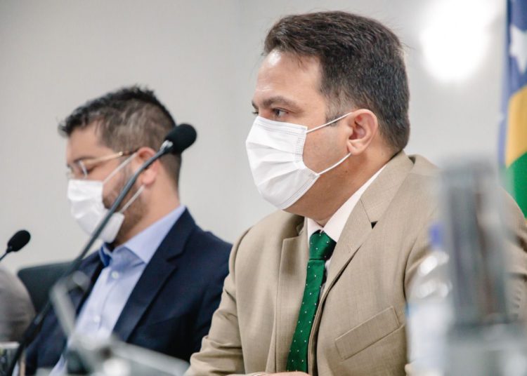 Prefeito Roberto Naves ao lado do Presidente da Câmara, Leandro Ribeiro, durante a prestação de contas