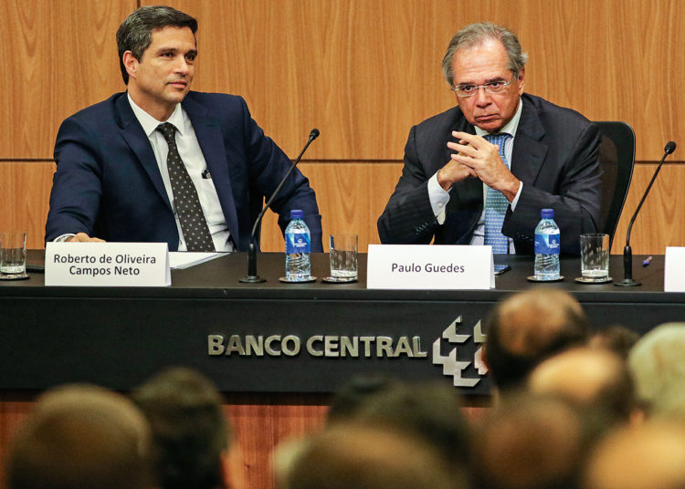 O novo presidente do Banco Central (BC), Roberto Campos Neto, e o  ministro da Economia, Paulo Guedes, durante cerimônia de transmissão de cargo.
FOTO- Fabio Rodrigues Pozzebom/Agência Brasil