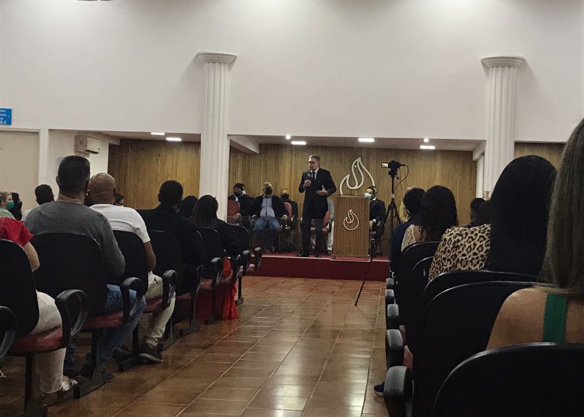 Os cultos do pastor são cheios e lotados de benções