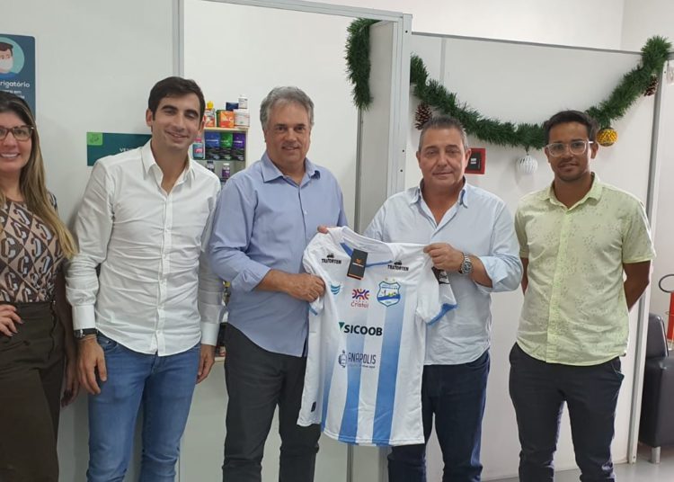 Ao centro, Amaury Esberard e Antônio Teixeira firmam parceria entre Global Suplementos e Grêmio Anápolis