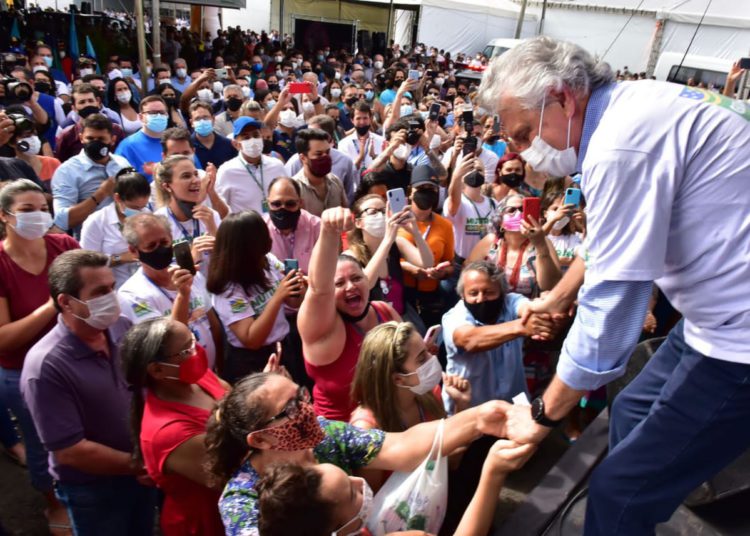 O governador Ronaldo Caiado durante visita a estandes do 1º Mutirão Iris Rezende Governo de Goiás: “Sempre foi marca de boa gestão e respeito à população, de um homem que tanto construiu e deu orgulho, ex-governador, ex-prefeito de Goiânia e ex-ministro Iris Rezende Machado” (Foto: Secretaria de Comunicação — Governo de Goiás)