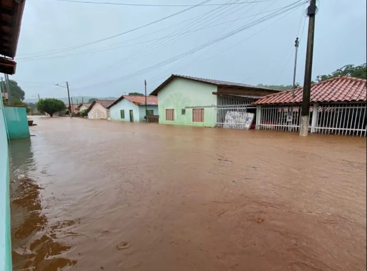 Distrito de Lagolândia, em Pirenópolis, sofreu com a força das águas (Foto: Corpo de Bombeiros)