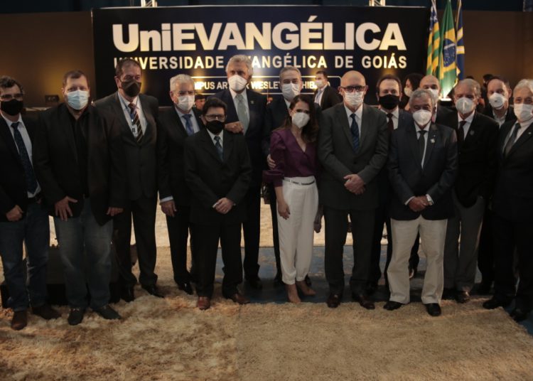 UniEVANGÉLICA se transformou em universidade durante solenidade com ministro Milton Ribeiro