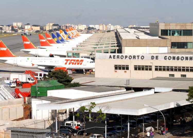 Aviões estacionados em aeroporto