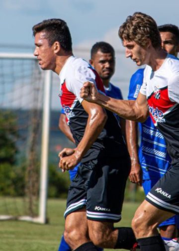 jogadores do anápolis em amistoso contra o goiatuba, em preparação para estreia no goianão