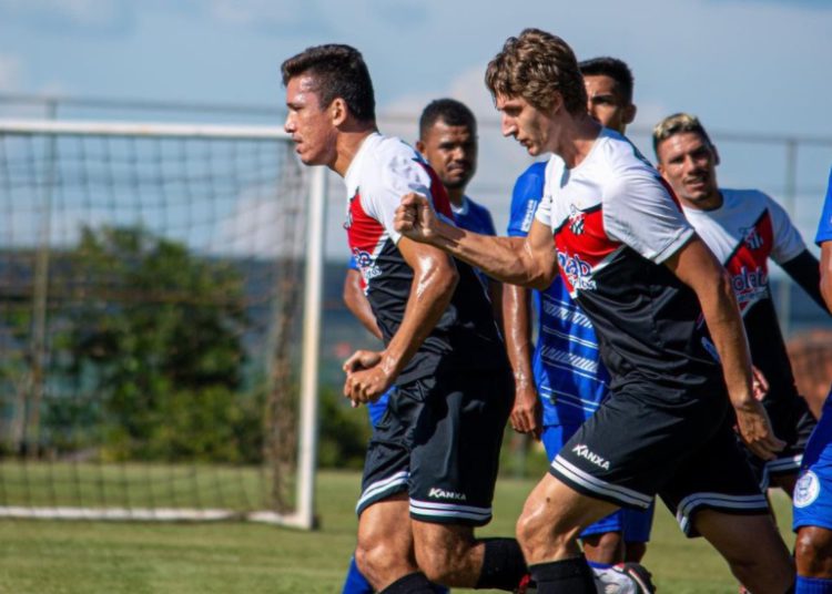 jogadores do anápolis em amistoso contra o goiatuba, em preparação para estreia no goianão