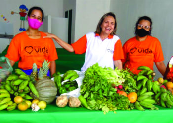 Missionária Elenice Dias ladeada por duas das colaboradoras do Centro Educacional em João Pessoa/PB. Doações de gêneros alimentícios são muito importantes para a Missão Vida.