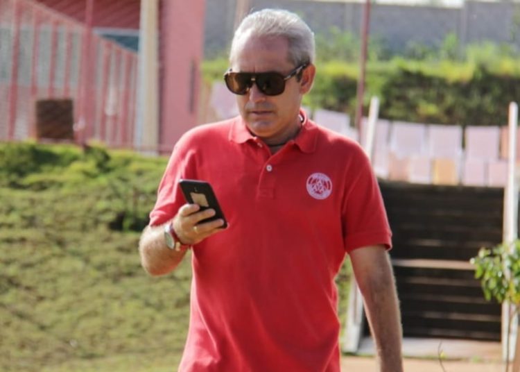 presidente da Anapolina, Frederico Godoy. Ele veste uma camisa do clube