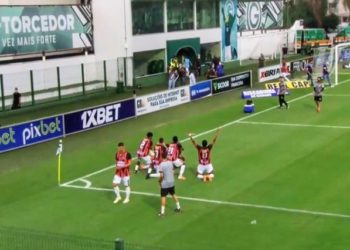 jogadores do anápolis comemoram gol de erick bahia próximo a bandeira de escanteio