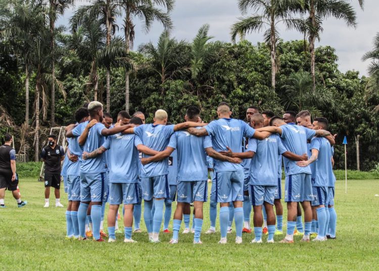 time do grêmio anápolis reunido em círculo dentro de gramado