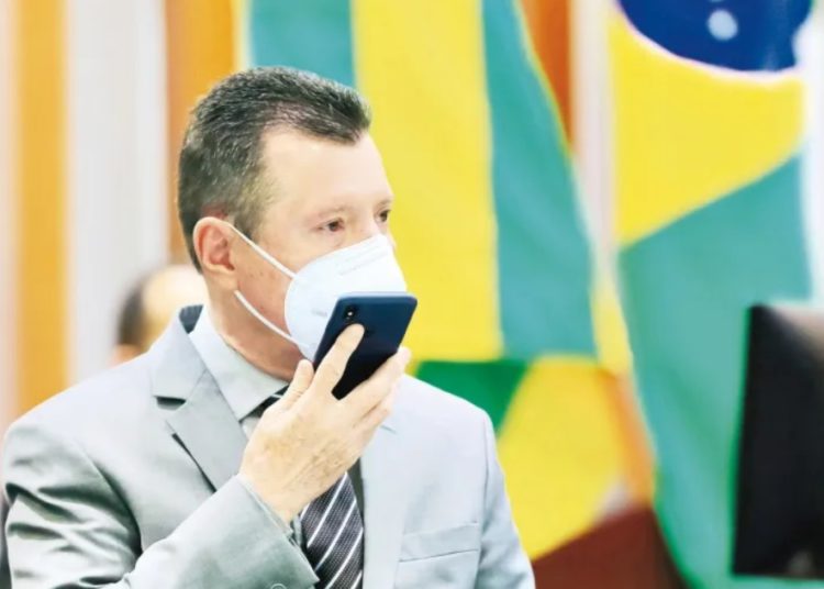 Imagem do deputado federal josé nelto falando ao telefone