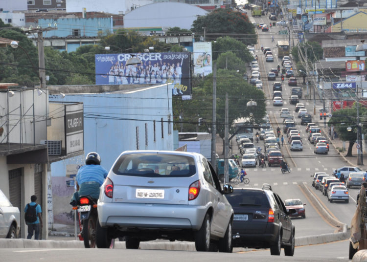 veículos na avenida goiás, em anápolis