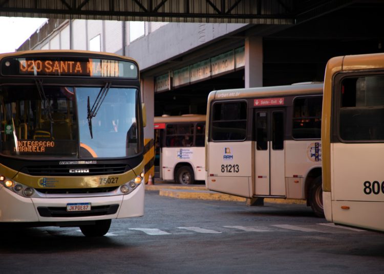 ônibus do transporte coletivo de Anápolis no terminal urbano da cidade