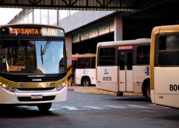 imagem mostra um ônibus saindo da garagem da Urban em Anápolis