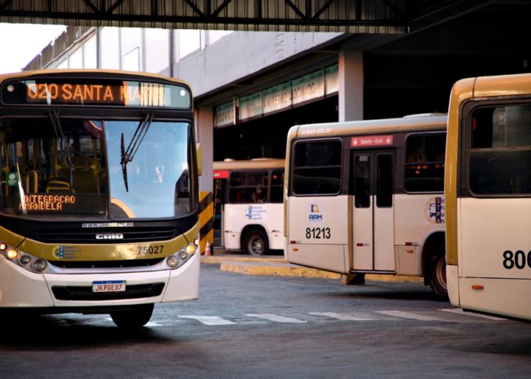 imagem mostra um ônibus saindo da garagem da Urban em Anápolis
