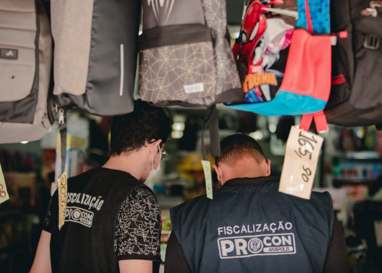 fiscais realizam fiscalização em papelaria